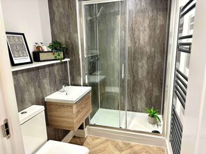 Shower, towels - Host & Stay | Copper Box (Crosby)