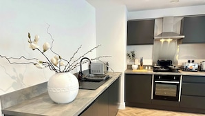 Una cucina moderna con forno, microonde e tostapane integrati.