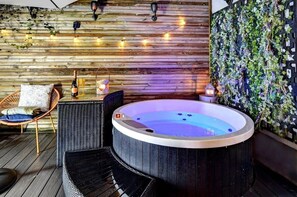 Indoor spa tub