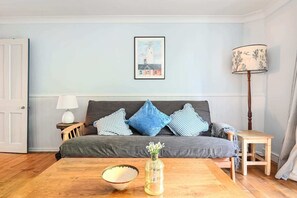 TV, mesa de pingue-pongue, livros, escritórios