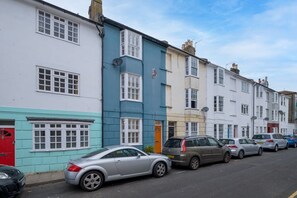 A row of terraced houses with parked cars along the street. - Host & Stay | Over Arches (Brighton and Hove)