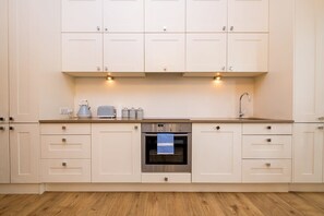 Jääkaappi, mikroaaltouuni, uuni, liesi