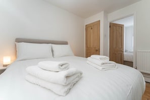 2 chambres, fer et planche à repasser, Wi-Fi, draps fournis