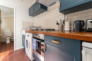 Jääkaappi, mikroaaltouuni, uuni, liesi