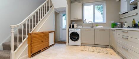 ثلاجة، ميكروويف، فرن، موقد طهي مسطح