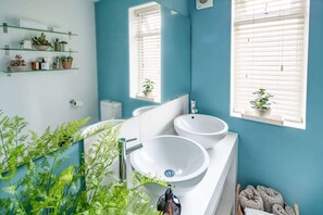 Douche, sèche-cheveux, serviettes fournies, shampoing