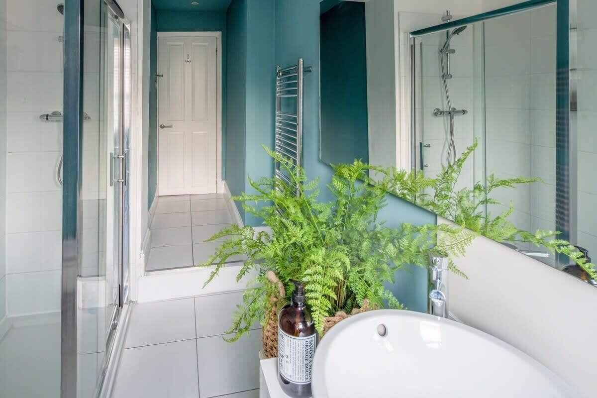 Shower, hair dryer, towels, shampoo
