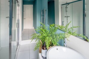 Shower, hair dryer, towels, shampoo