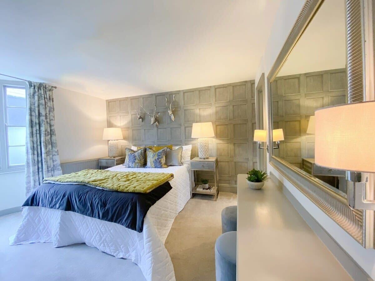 5 bedrooms, iron/ironing board, WiFi, bed sheets