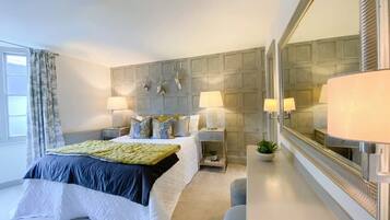 5 bedrooms, iron/ironing board, WiFi, bed sheets