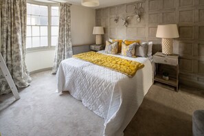 5 bedrooms, iron/ironing board, WiFi, bed sheets