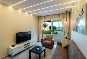 TV layar datar dan perapian