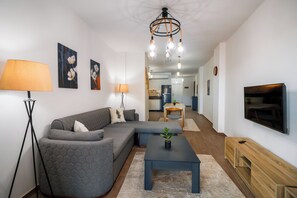 Family Διαμέρισμα | Περιοχή καθιστικού | Τηλεόραση με επίπεδη οθόνη, τζάκι