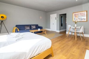 1 slaapkamer, een strijkplank/strijkijzer, wifi, beddengoed
