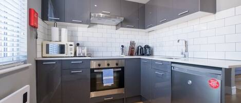 冷蔵庫、電子レンジ、オーブン、コンロ