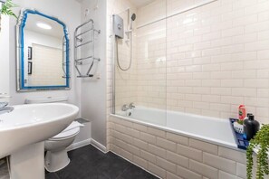 Shower, hair dryer, towels, shampoo - Host & Stay | Sea View Marine Parade (Brighton and Hove)