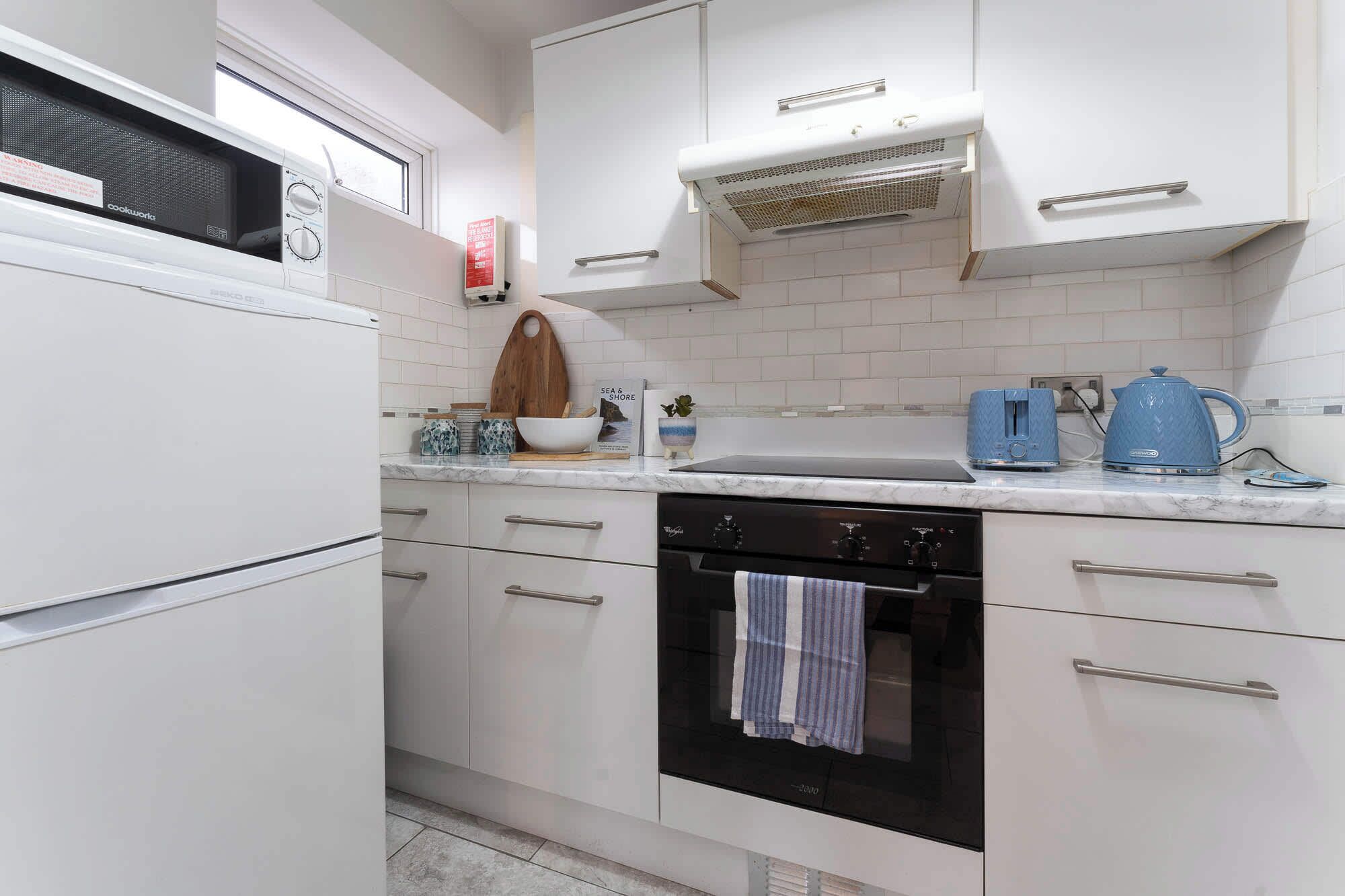 Geladeira, micro-ondas, fogão, cooktop