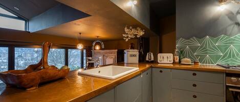 冷蔵庫、電子レンジ、オーブン、コンロ