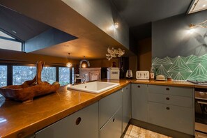 Geladeira, micro-ondas, fogão, cooktop