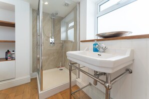 Bruser, hårtørrer, håndklæder, Shampoo