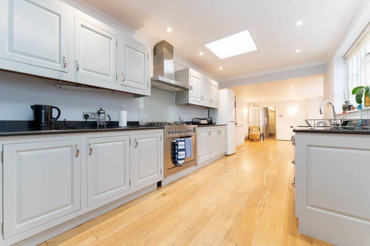 Coffee/tea maker, fridge, oven, stovetop