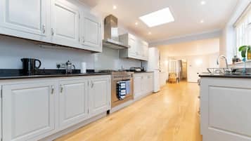 Coffee/tea maker, fridge, oven, stovetop