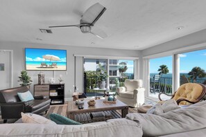 Smart TV, books, stereo - Waters Edge: 2  BR, 2.5  BA Condominium in Marathon, Sleeps 4 (Marathon)