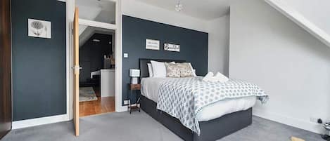 3 slaapkamers, een strijkplank/strijkijzer, wifi, beddengoed