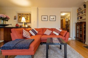 Télévision, lecteur de DVD, espaces bureaux