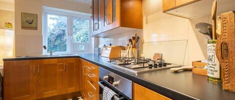 Fridge, oven, stovetop, coffee/tea maker