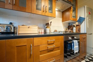 Fridge, oven, stovetop, coffee/tea maker