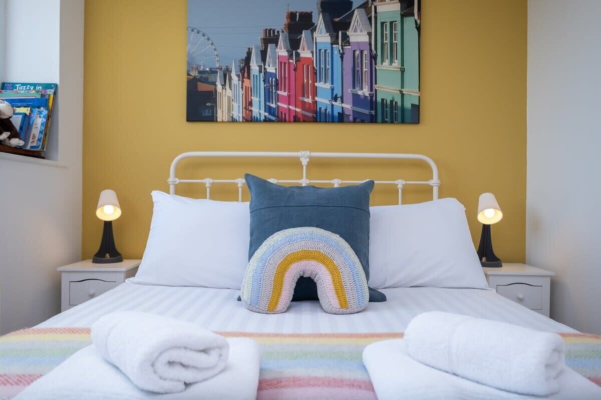 4 bedrooms, desk, iron/ironing board, travel crib