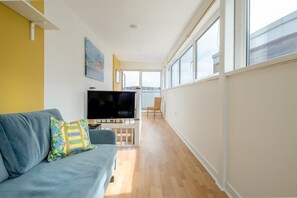 Televisión y oficina 