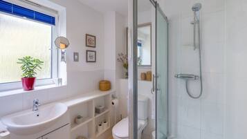 Shower, hair dryer, towels, shampoo