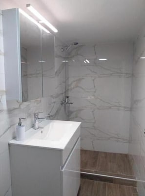 Articles de toilette (gratuits), séchoir à cheveux, pantoufles