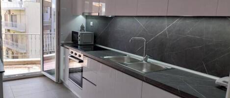 Réfrigérateur, micro-ondes, plaque de cuisson, grille-pain