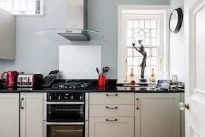 Fridge, oven, stovetop, coffee/tea maker