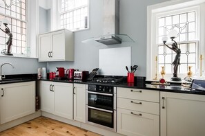 Fridge, oven, stovetop, coffee/tea maker