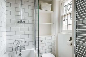 Shower, hair dryer, towels, shampoo - Host & Stay | Brunswick Rest (Brighton and Hove)