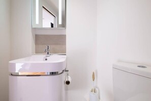 Shower, hair dryer, towels, shampoo - Host & Stay | Wilson Studio (Brighton and Hove)