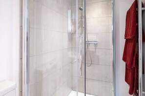 Shower, hair dryer, towels, shampoo