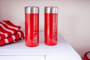 Dusj, hårføner, håndklær og sjampo