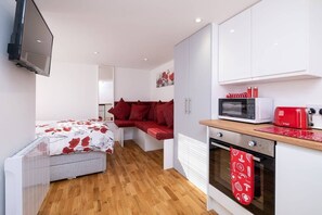 Iron/ironing board, WiFi, bed sheets - Host & Stay | Wilson Studio (Brighton and Hove)