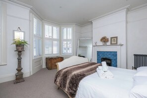 4 habitaciones, tabla de planchar con plancha, wifi y ropa de cama 