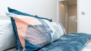 Tabla de planchar con plancha, wifi y ropa de cama