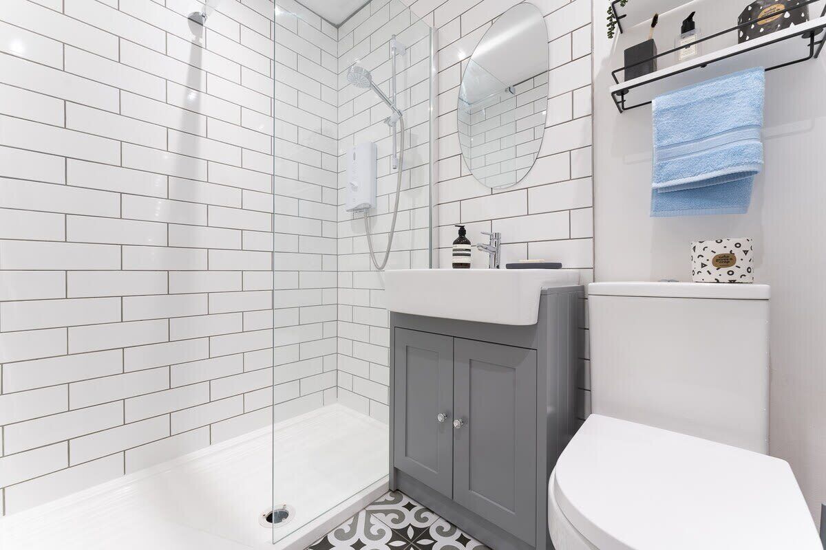 Shower, hair dryer, towels, shampoo