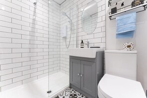 Dusche, Haartrockner, Handtücher, Shampoo