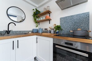 Fridge, microwave, oven, stovetop - Host & Stay | Islingword Studio (Brighton and Hove)