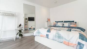 Iron/ironing board, WiFi, bed sheets
