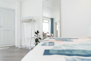 Bügeleisen/Bügelbrett, WLAN, Bettwäsche